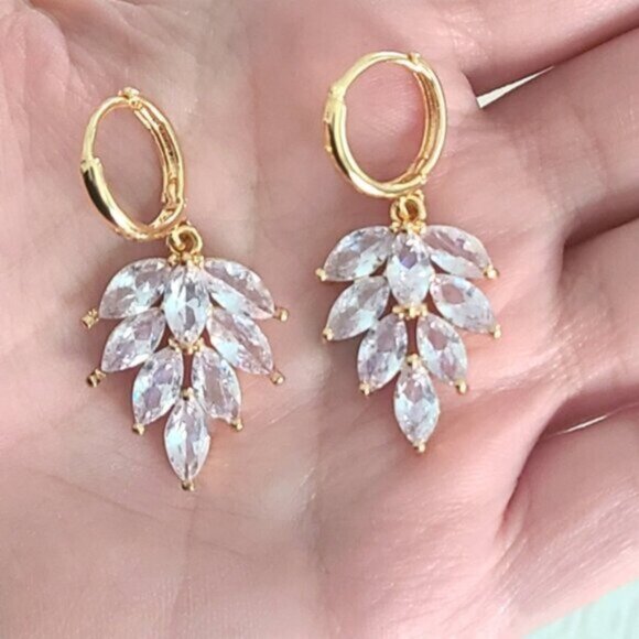Gorgeous Gold Tone Flower Drop Crystal Dangle Earrings - Picture 3 of 10